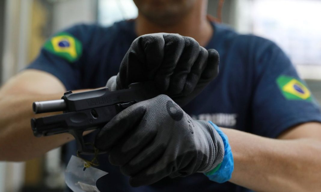 Arma em fábrica de armamentos em São Leopoldo 15/01/2019 REUTERS/Diego Vara