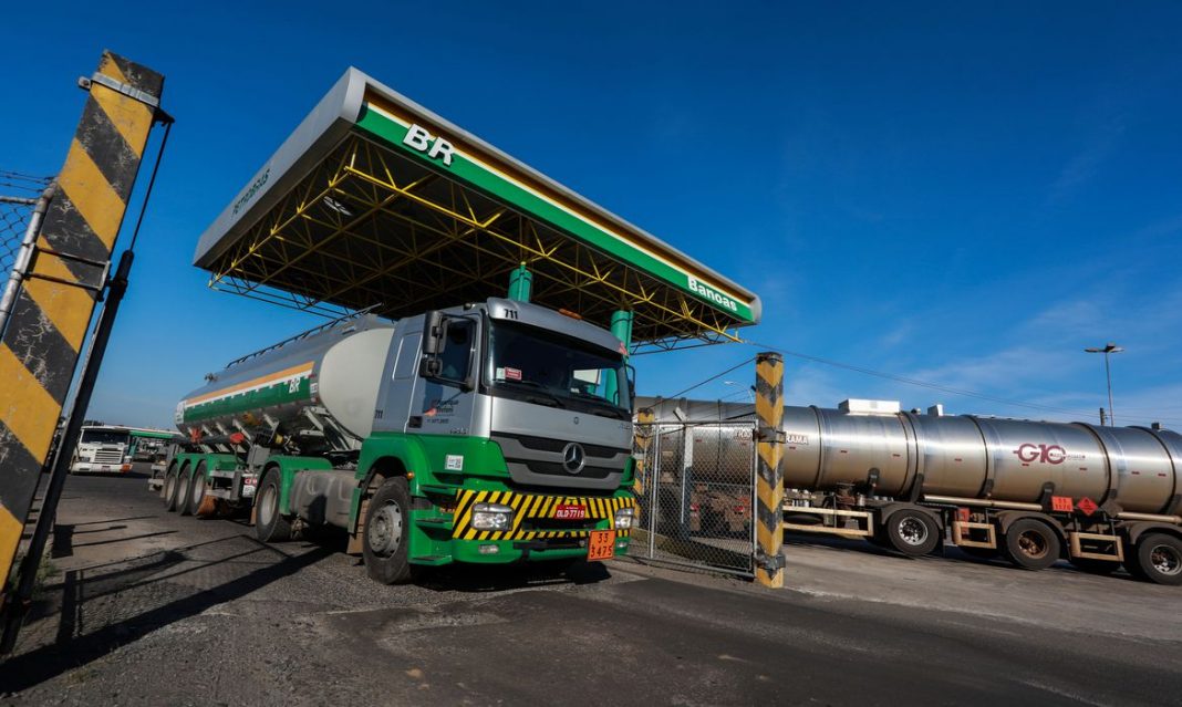 caminhao-tanque_em_refinaria_da_petrobras_em_canoas_rs