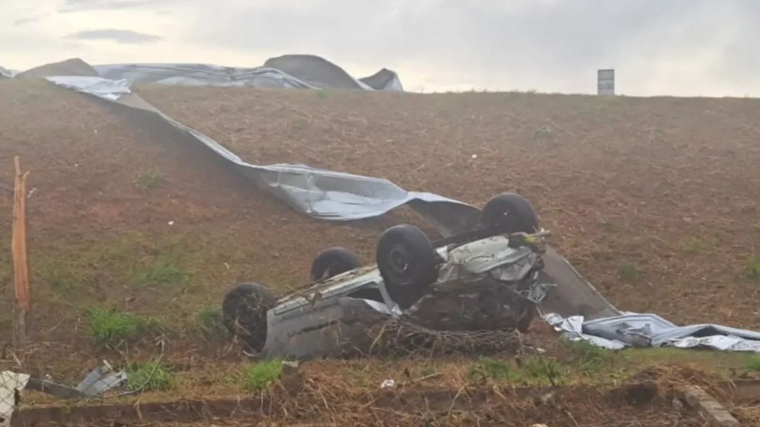 Carro destruído por tornado em Porto Feliz (SP) segunda à tarde JAILTON NEREU